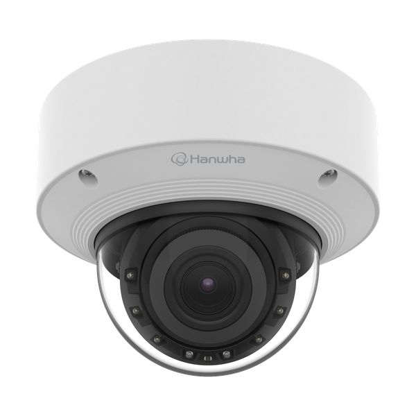 Productfoto van een witte Hanwha Vision AI dome camera met infrarood nachtzicht voor hoogwaardige camerabewaking, vakkundig geïnstalleerd door specialist Kristof Devalckenaere.