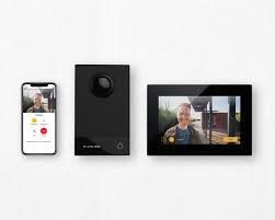 Productoverzicht van een Niko video intercom systeem met buitenpost, touchscreen binnenpost en mobiele app voor toegangscontrole, geïnstalleerd door Kristof Devalckenaere.