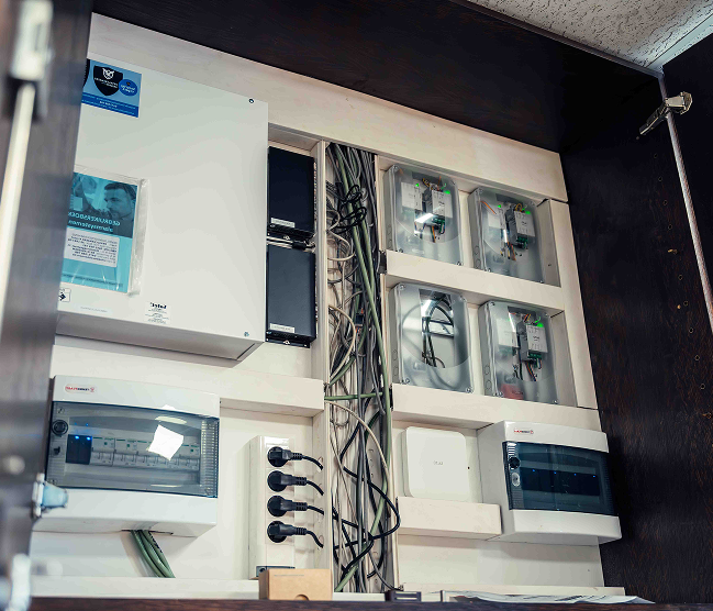 centrale technische kast met satel beveiligingsmodules, bekabeling en een Ajax Hub voor een compleet alarmsysteem, gemonteerd door Kristof Devalckenaere.