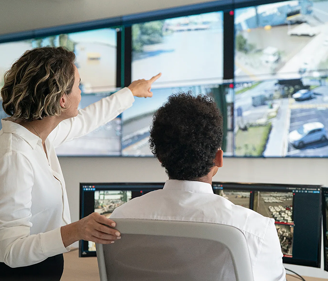 Beheer van een intelligent gebouwbeheersysteem in een controlekamer. Devalckenaere Kristof integreert Acre SPC-centrales als motor achter gebouwautomatisering, wat resulteert in minder bekabeling en verhoogde veiligheid.