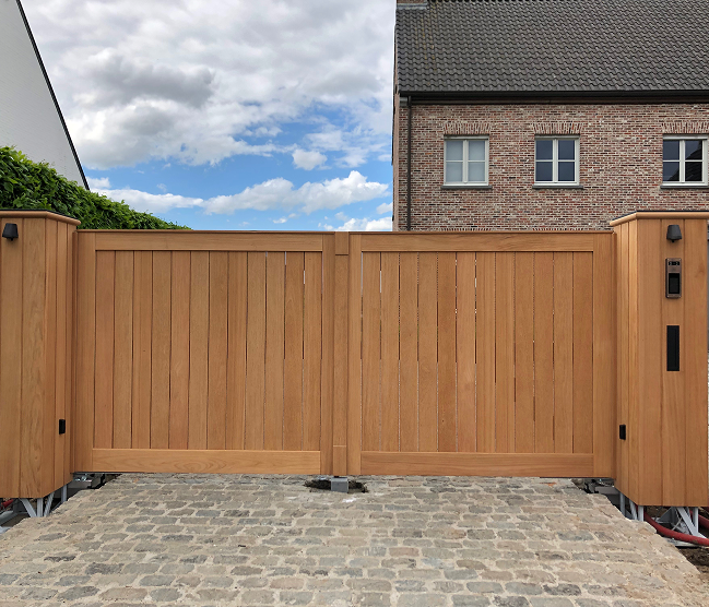 Houten opritpoort geautomatiseerd met CAME brushless motortechnologie voor een geruisloze werking en nauwkeurige obstakeldetectie, geïnstalleerd door Devalckenaere Kristof.